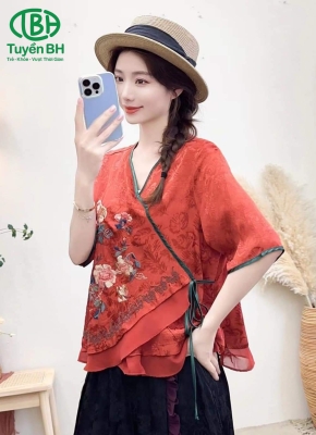 Áo linen lụa Đỏ vạt chéo họa tiết hoa hồng