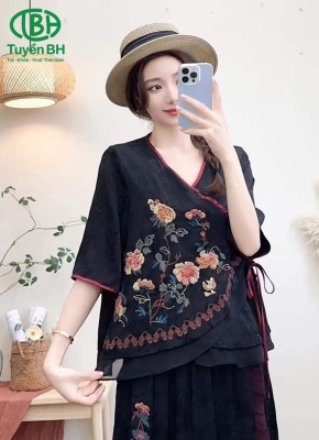 Áo linen lụa Đen vạt chéo họa tiết hoa hồng