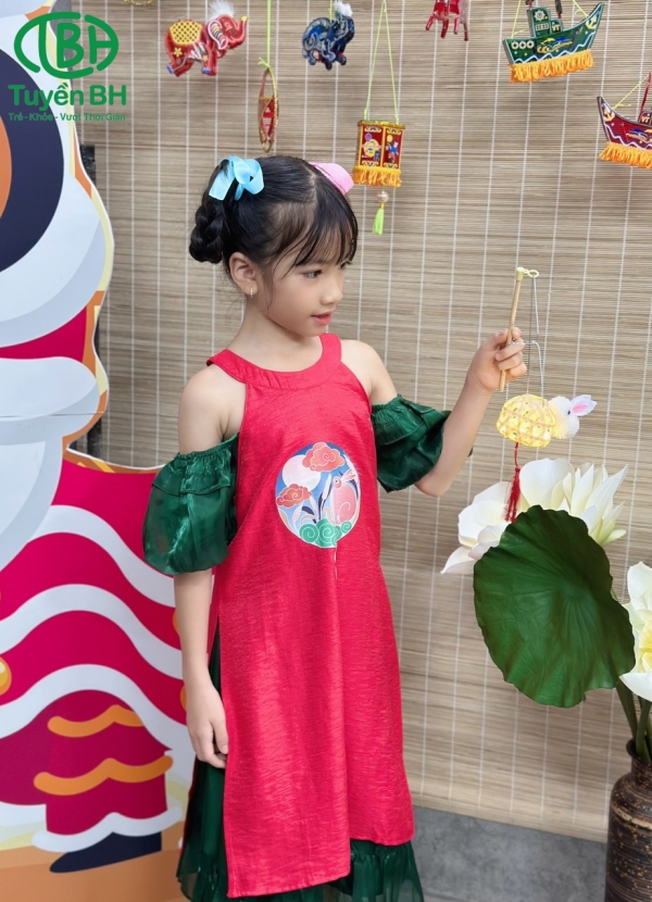 Áo dài cổ yếm đỏ phối váy xanh