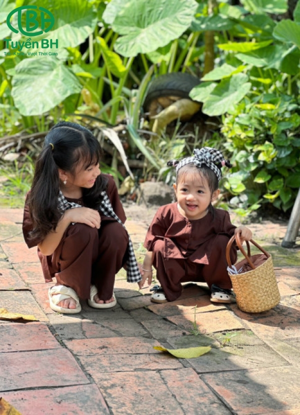 Bộ bà ba kèm khăn rằn