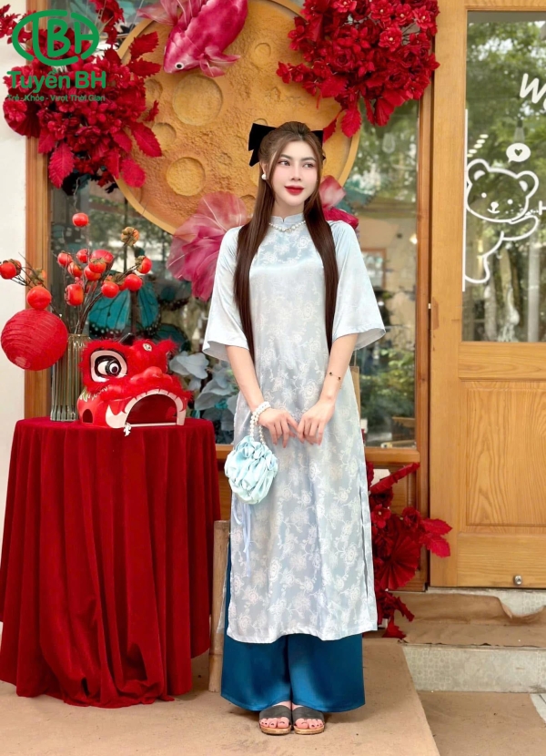 Áo dài gấm lụa có cổ màu xanh