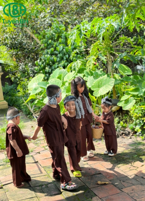Bộ bà ba kèm khăn rằn