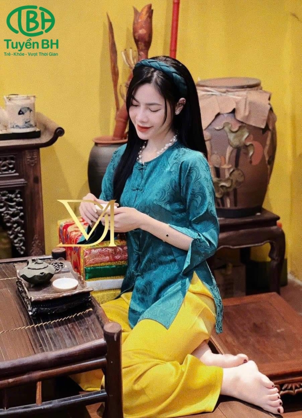 Bộ tơ tằm Xanh dương cúc tàu tay xẻ