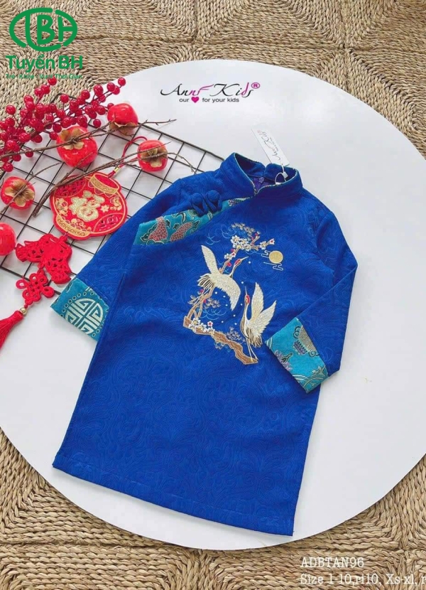 Áo dài Đỏ gấm mềm thêu hạc cho bé trai