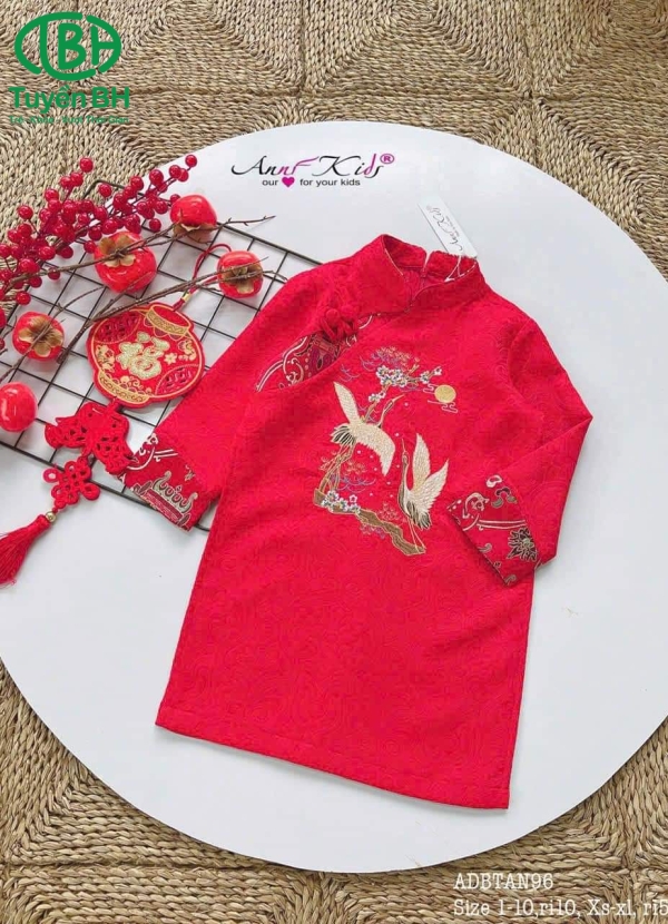 Áo dài Đỏ gấm mềm thêu hạc cho bé trai