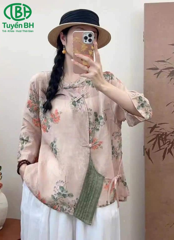 Áo linen vạt chéo cúc thêu hoa sen Nâu