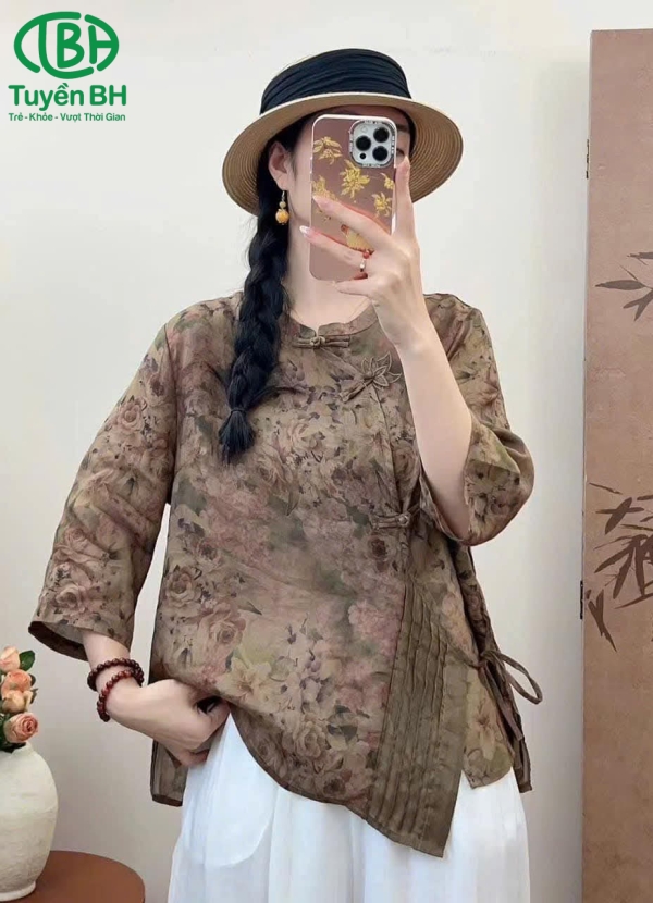 Áo linen vạt chéo cúc thêu hoa sen Nâu