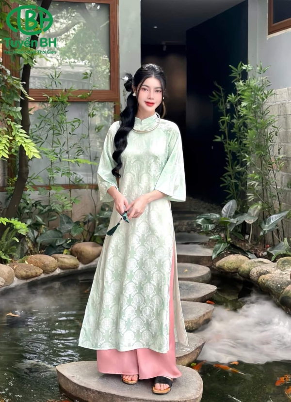 Áo dài họa tiết chữ Thọ có cổ Đỏ quần be