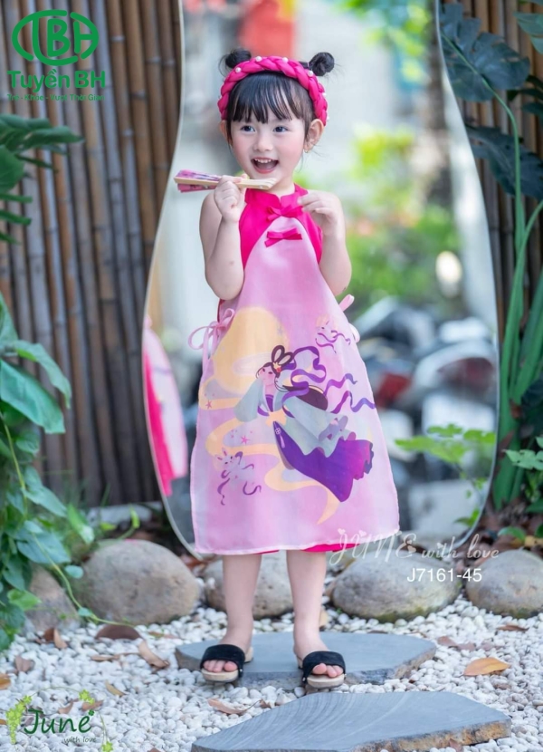 Áo dài voan in hình chị Hằng Hồng sen 