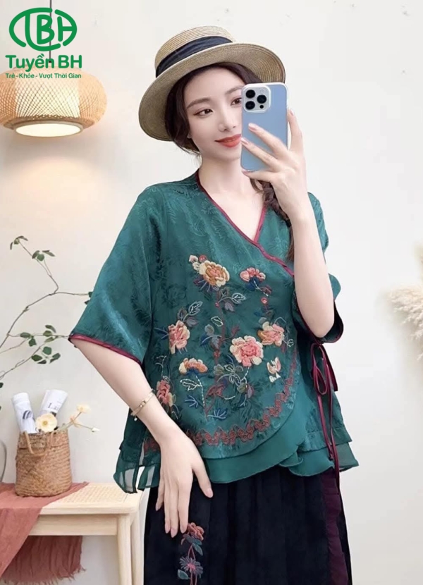 Áo linen lụa Xanh vạt chéo họa tiết hoa hồng 