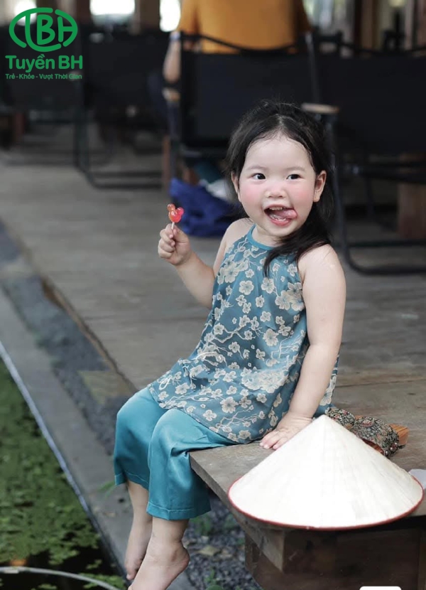 Bộ yếm đào bé gái Hồng 