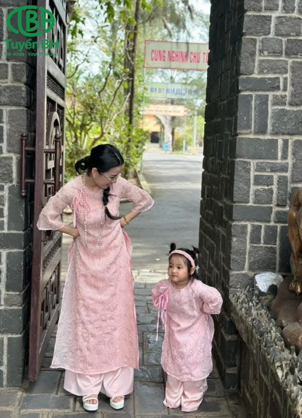 Áo dài voan gấm hoa hồng Hồng của mẹ