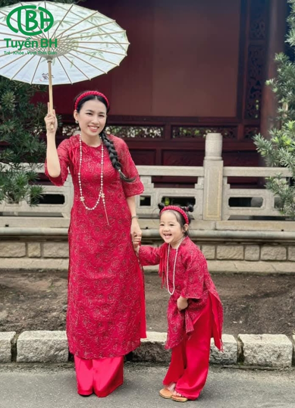 Áo dài voan gấm hoa hồng Hồng của mẹ