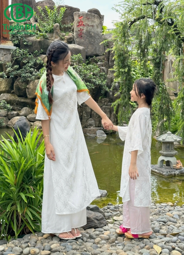 Áo dài Nam Sơn cho Mẹ Đỏ