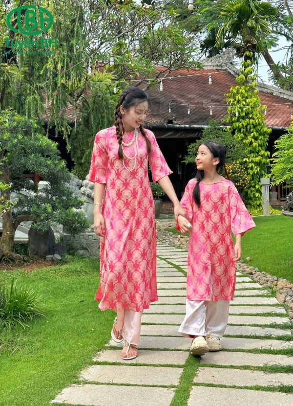 Áo dài Nam Sơn cho Mẹ Đỏ