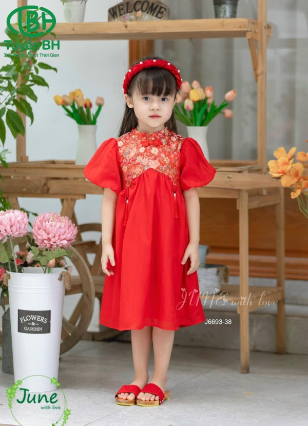 Đầm đỏ phối gấm cho bé