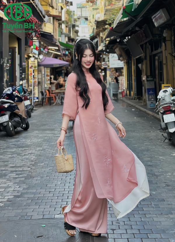Áo dài voan thêu hoa có cổ Hồng