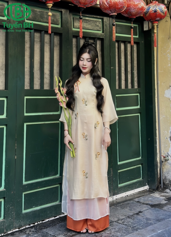 Áo dài voan thêu hoa có cổ Hồng