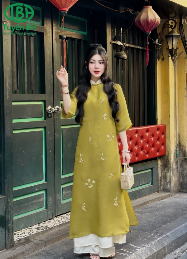 Áo dài voan thêu hoa có cổ Hồng