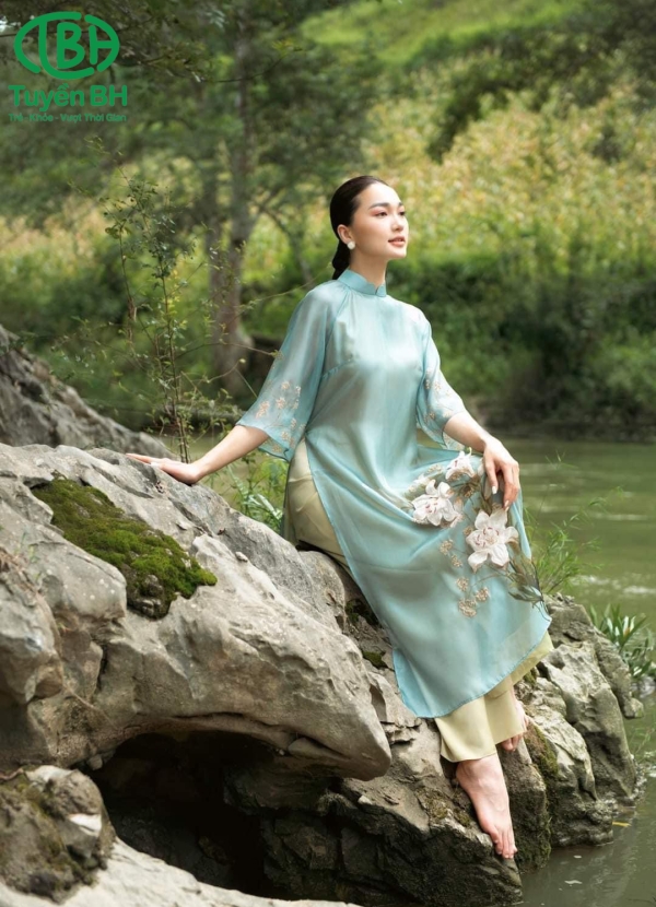 Áo dài voan Xanh thêu hoa ly 