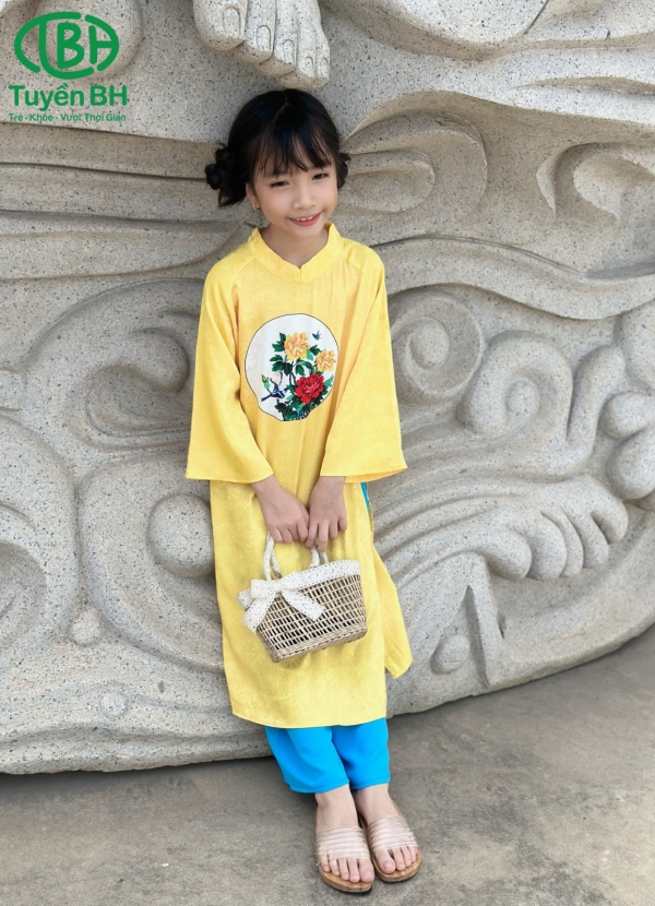 Áo dài gấm hoa Vàng