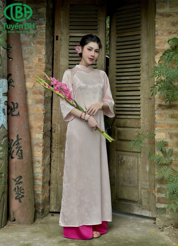 Áo dài Đỏ xuông vân chìm