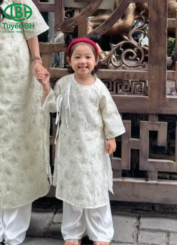 Áo dài voan gấm hoa hồng Trắng kem của bé