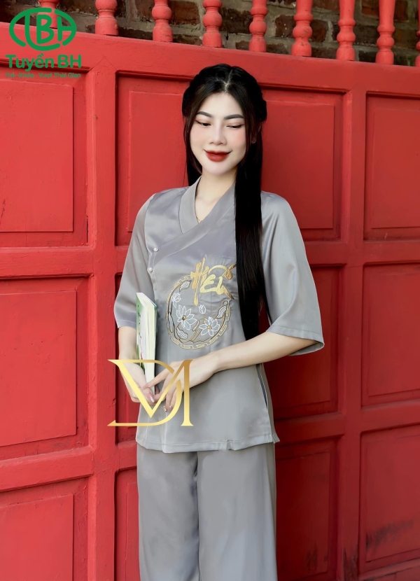 Bộ lam thêu chữ Hiếu màu Trắng 