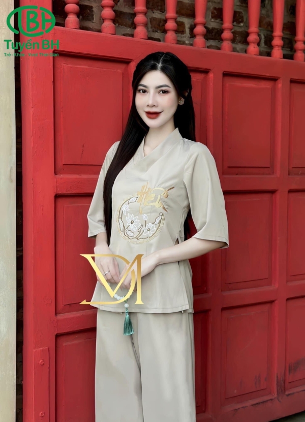Bộ lam thêu chữ Hiếu màu Trắng 