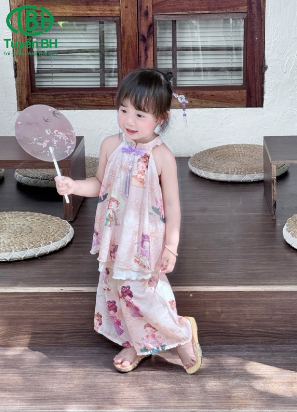 Bộ yếm Sam Hồng phối quần cùng họa tiết 