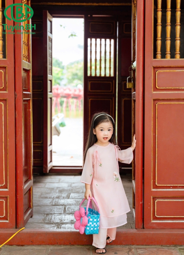 Áo dài Tường Lan bé Hồng sen