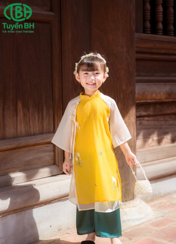 Áo dài Khánh Vy bé Trắng kem