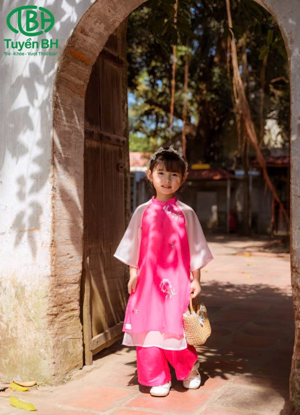 Áo dài Khánh Vy bé Đỏ