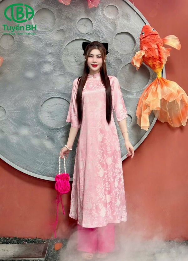 Áo dài gấm lụa có cổ màu xanh