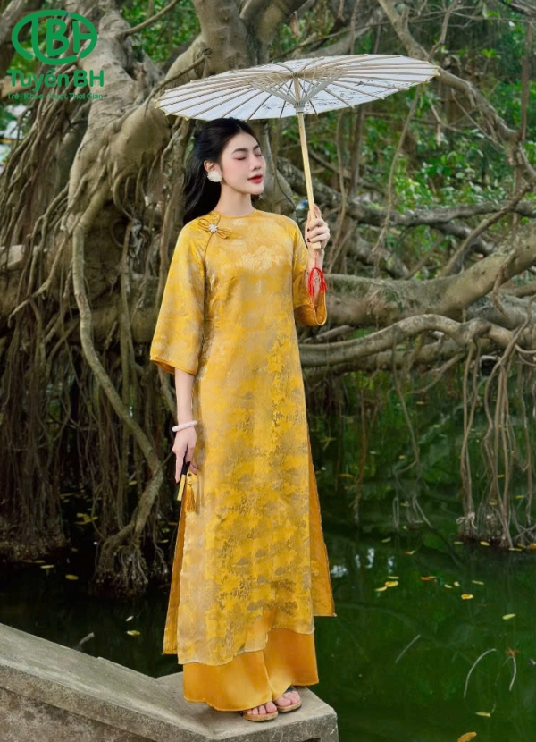 Áo dài lụa tằm thắt nơ vàng