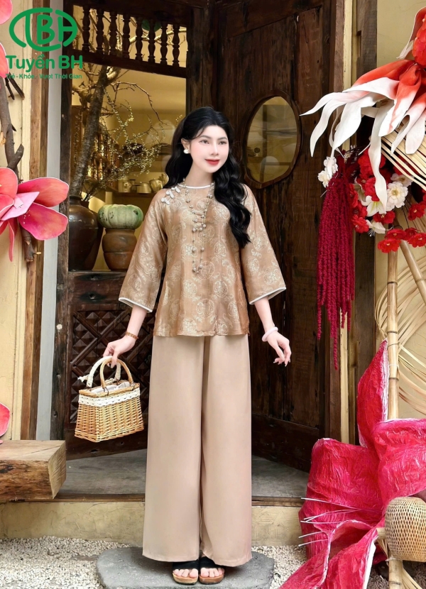 Bộ lam tơ tằm cổ tròn 3 khuy nâu