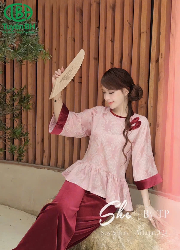 Bộ lụa mẹ và bé có đính nơ của mẹ màu xanh ngọc
